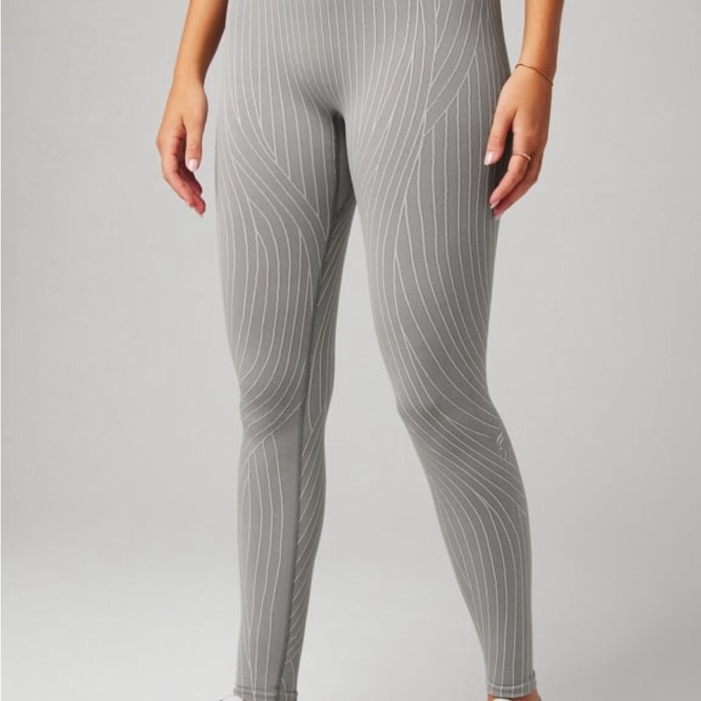 Fabletics Trek High-Waisted Textured Leggings Luna Grey Volcanic Ash (NWOT)